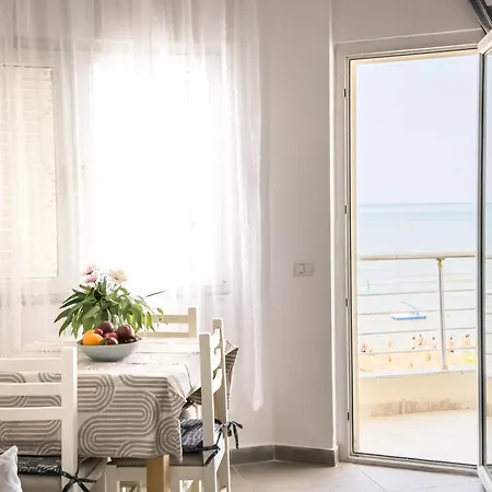 Lungomare Beachfront شقة